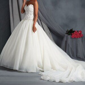 Bridgerton Wedding Dress, light organza ballgown, Size 4, Corset Cathedral Train